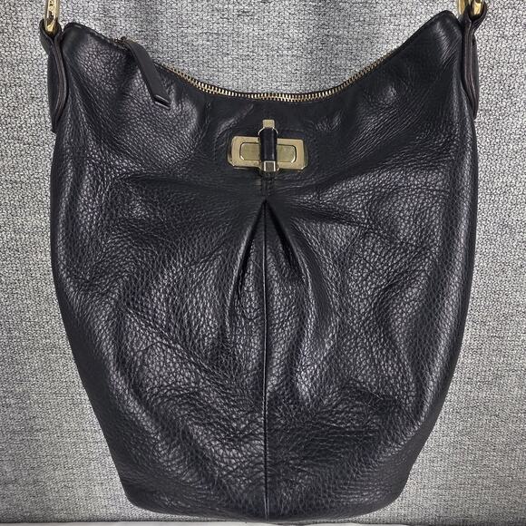 B. MAKOWSKY WOMEN’S BLACK LEATHER CROSSBODY BUCKET HOBO PURSE — STYLE A226297 - Picture 4 of 16